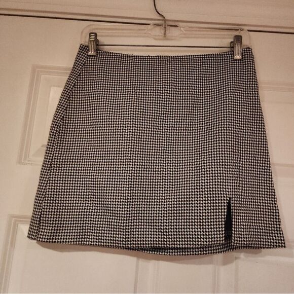 Forever 21 black and white lined mini skirt - Picture 1 of 4